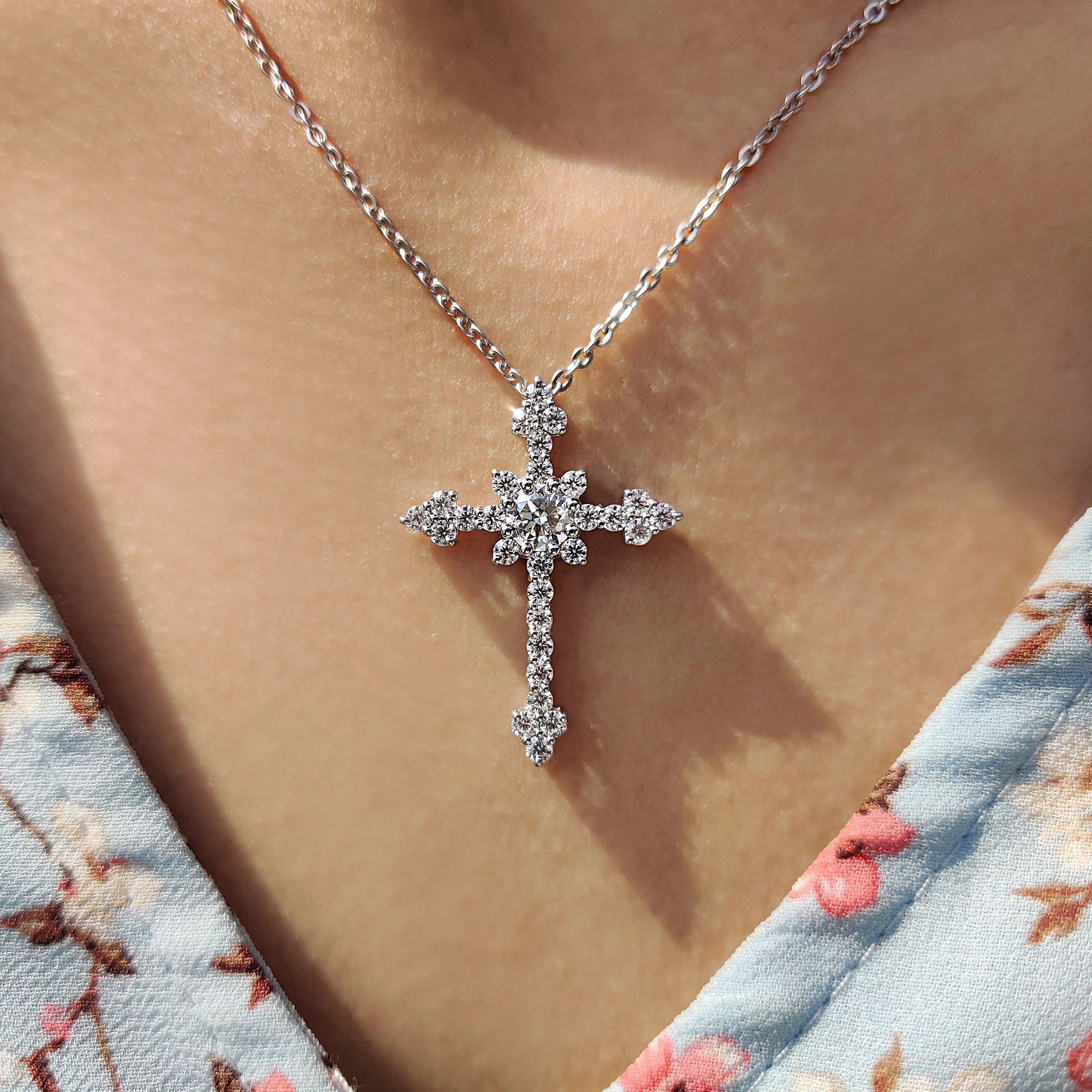 Criss Cross Pendant In Round Cut Moissanite