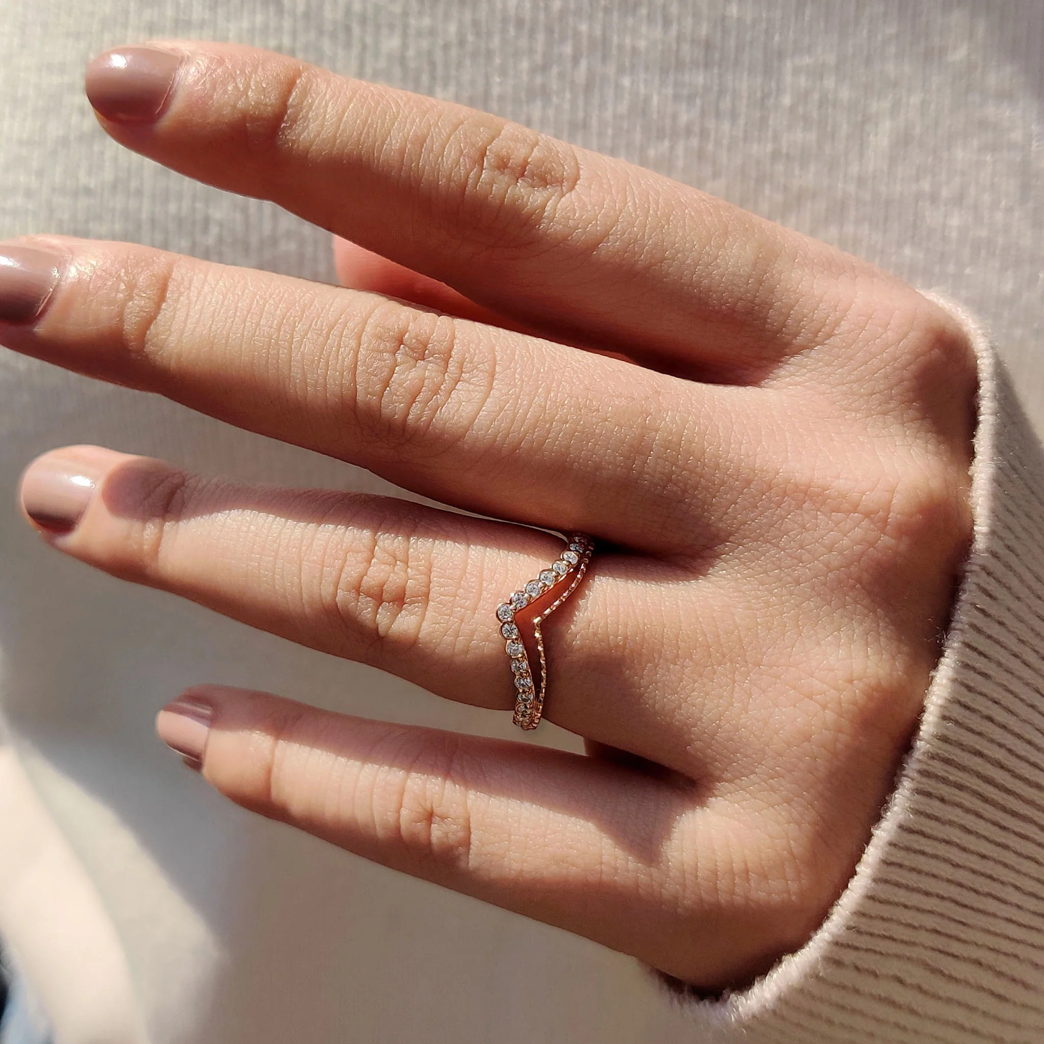 Curvy Wedding Band In Round Moissanite Stone - Image 4
