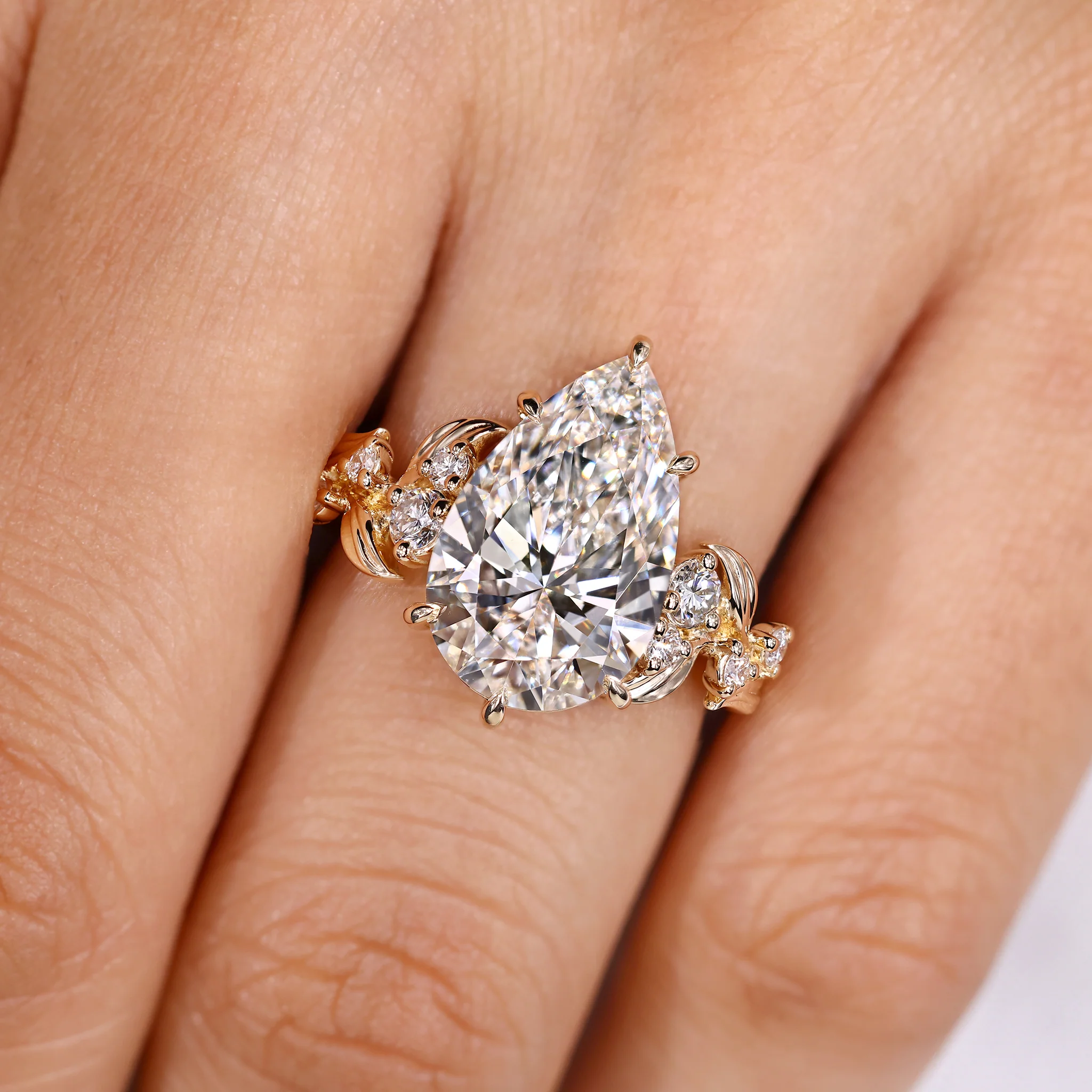 IGI certified 5 - 8 Carat Nature inspired Pear Shaped Diamond Ring - Image 3