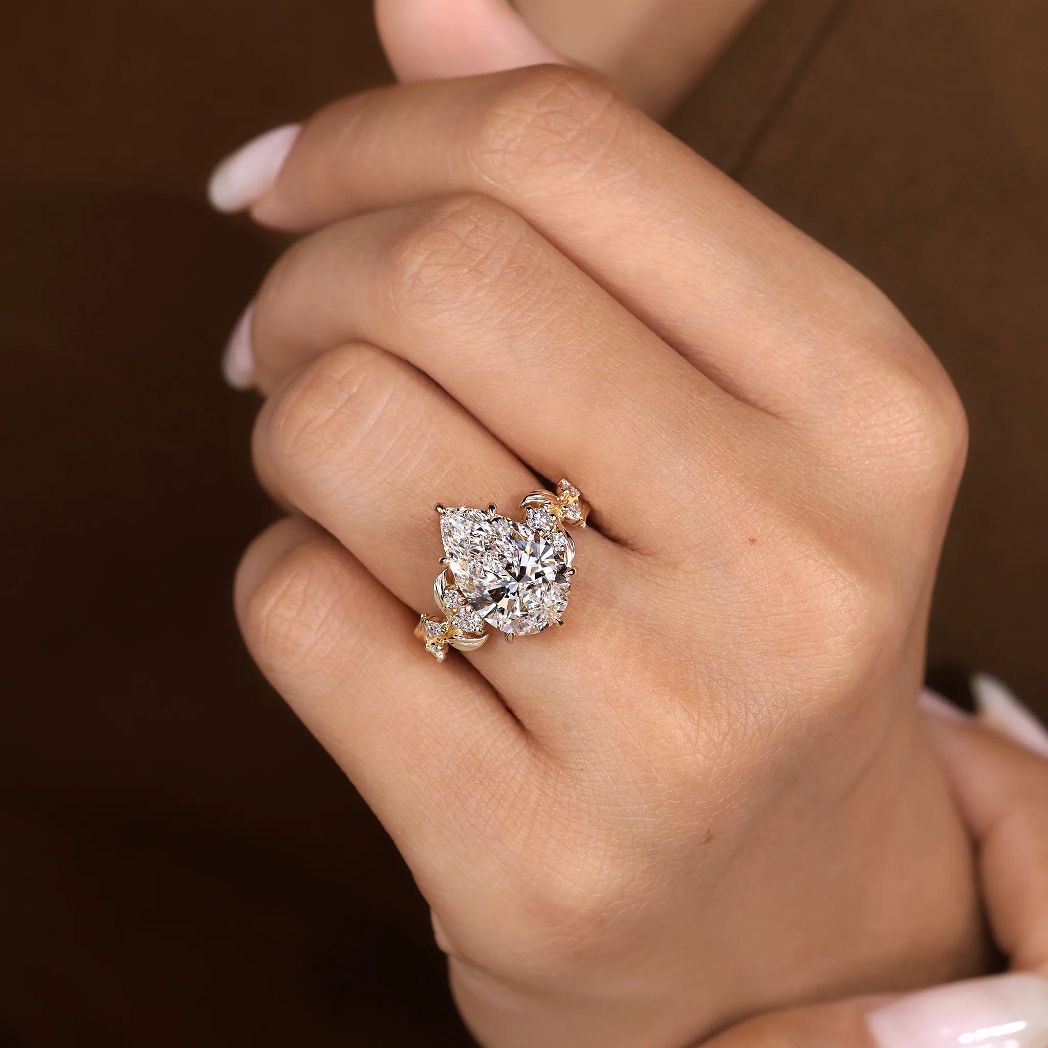 IGI certified 5 - 8 Carat Nature inspired Pear Shaped Diamond Ring - Image 4