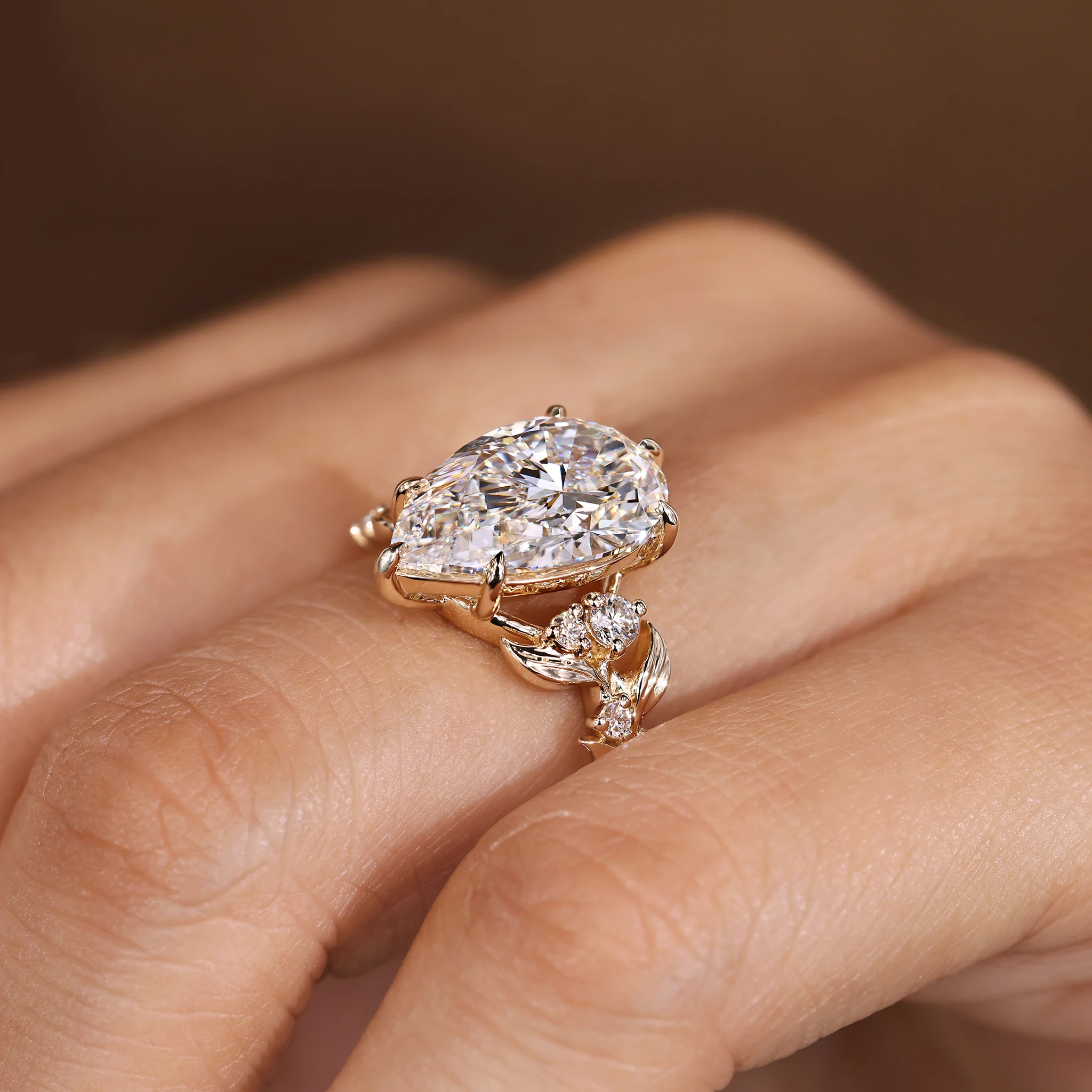 IGI certified 5 - 8 Carat Nature inspired Pear Shaped Diamond Ring - Image 5