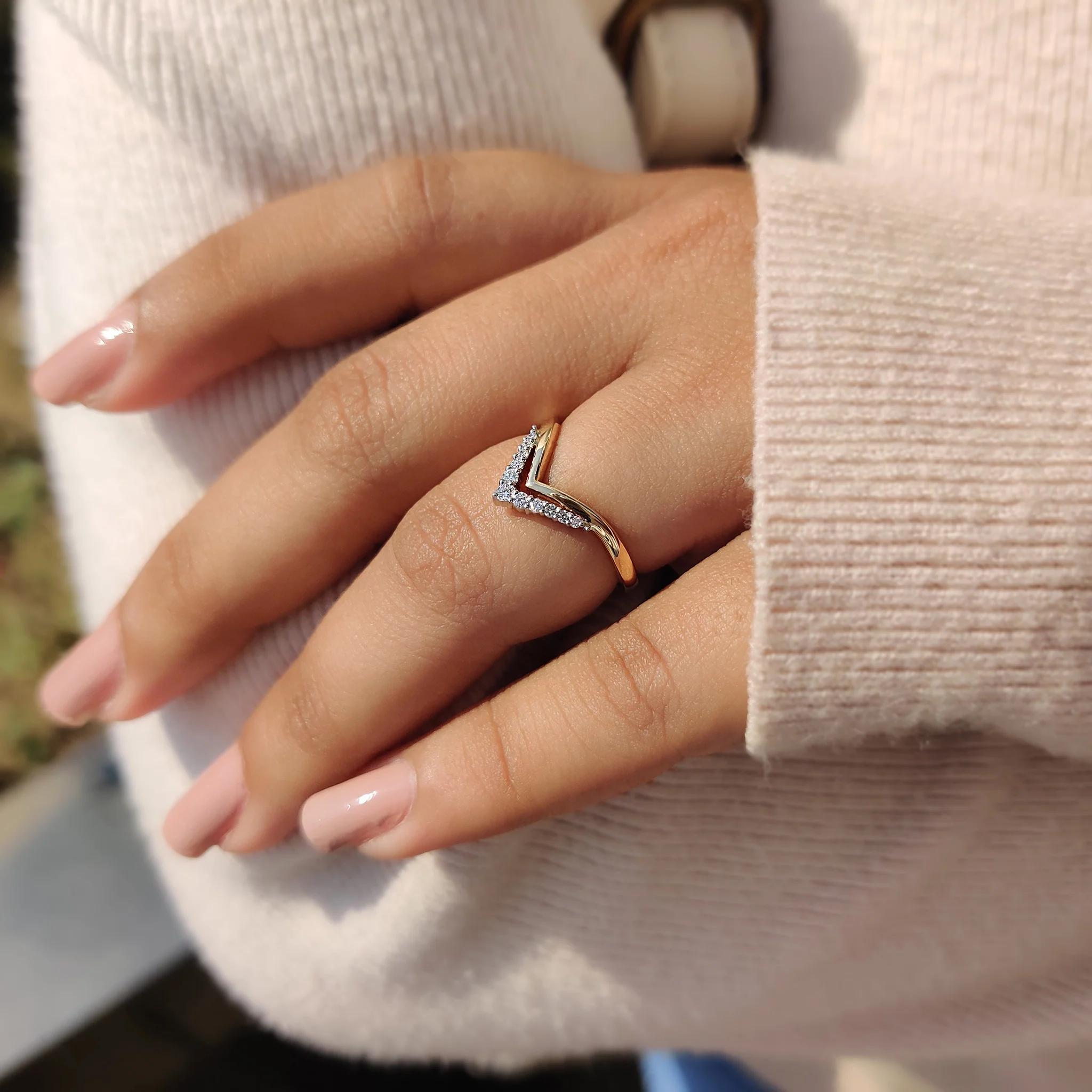 Round Cut Chevron Wedding Band - Image 3
