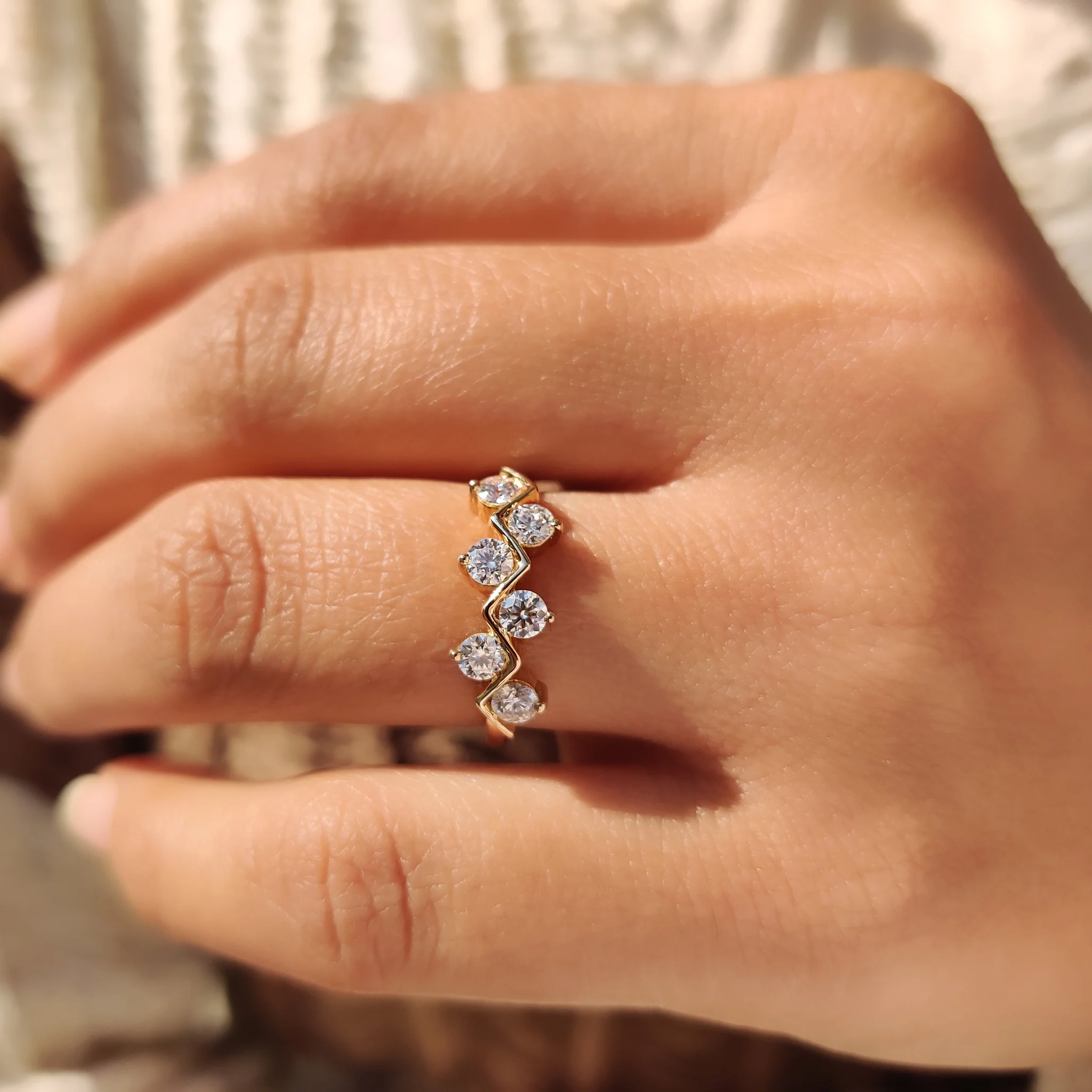Round Cut wedding band with zig zag style - Image 2