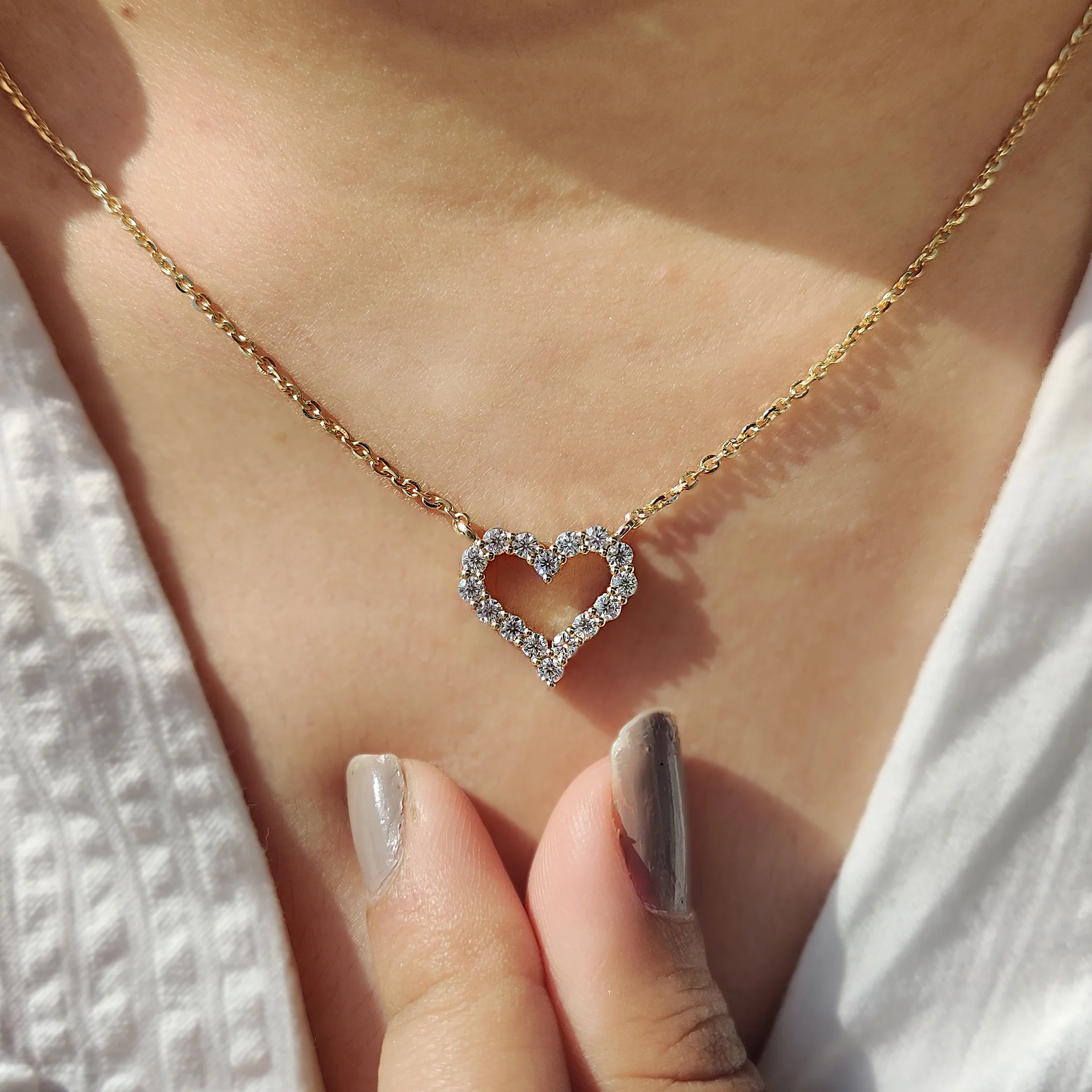 Round Diamond Heart Shaped Pendant - Image 8