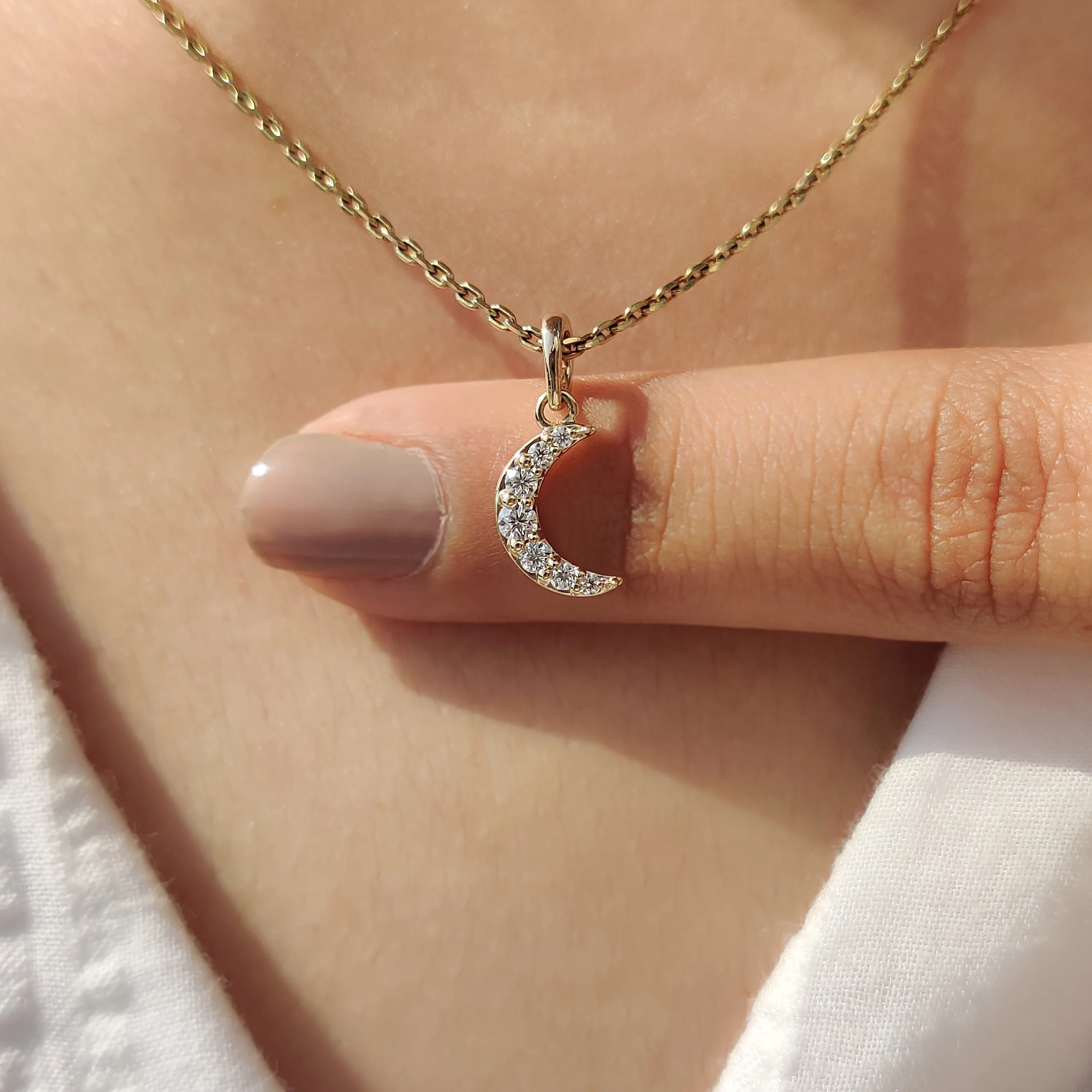 Round Diamond Moon Pendant In Yellow Gold - Image 5