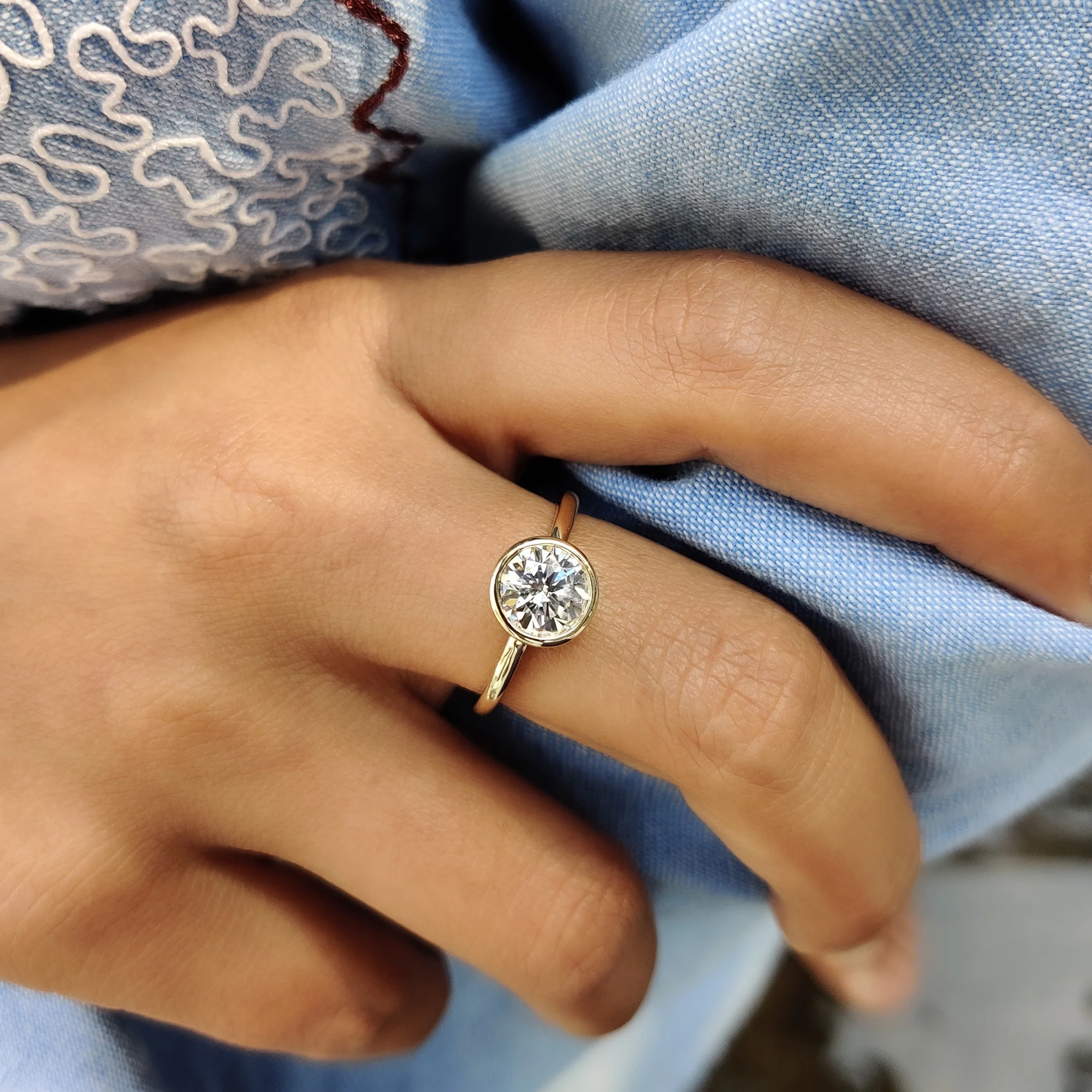 Round Cut Ring In Bezel Setting - Image 2